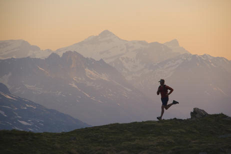 Person running in front of a mountain