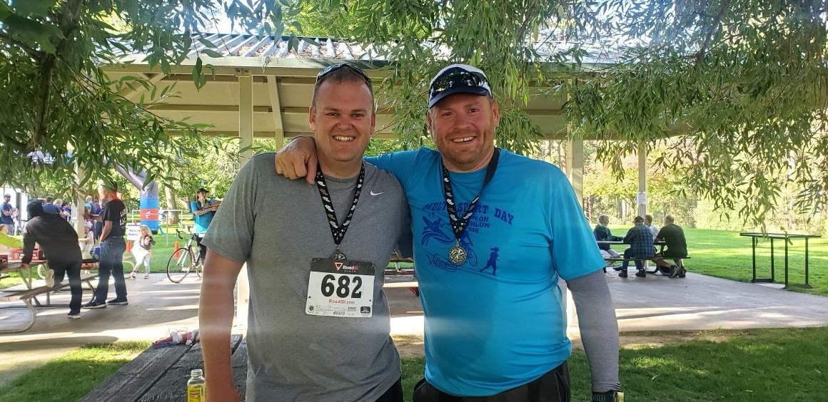 Two friends posing before a running race