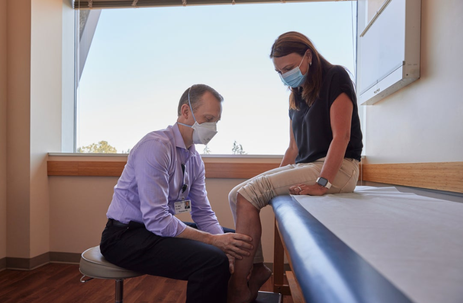 Doctor examine a woman's knee.