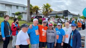 Group of runners pose for photo at Sound to Narrows