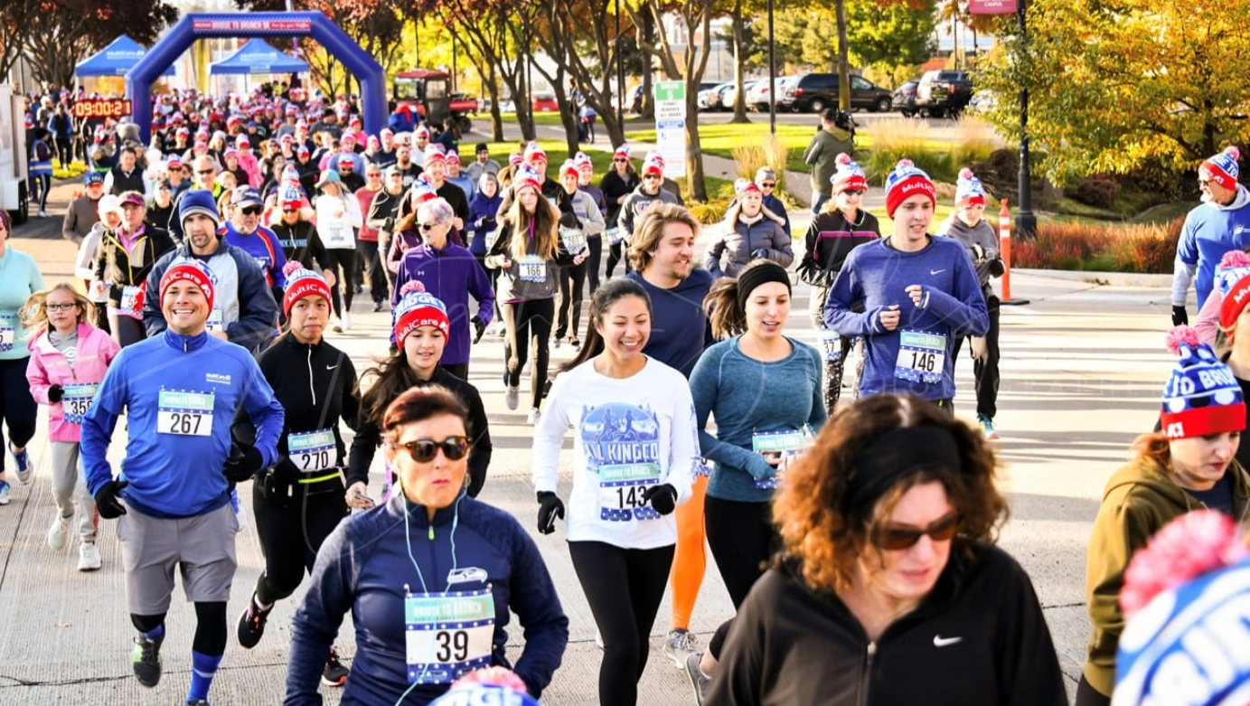 People running the Bridge to Brunch race.